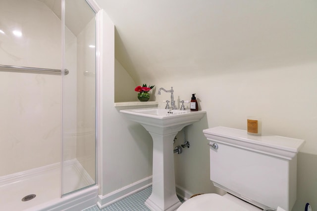 full bathroom featuring toilet, a stall shower, baseboards, and vaulted ceiling