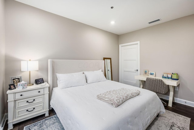 bedroom with dark wood-style floors, recessed lighting, visible vents, and baseboards