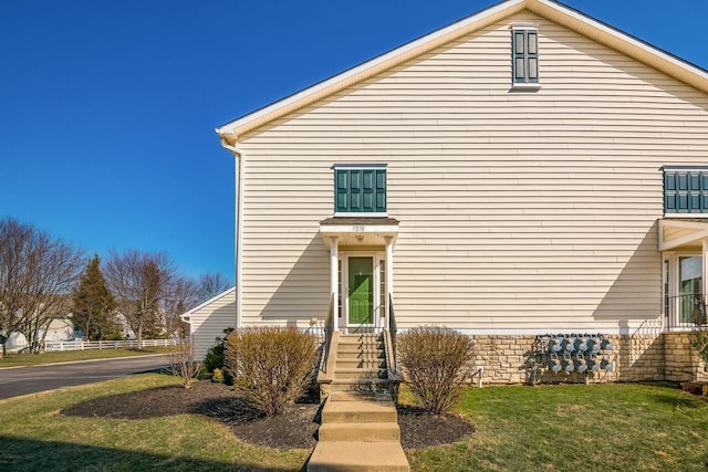 view of front facade featuring a front yard