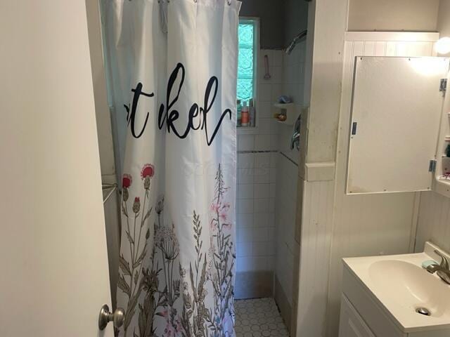 74 W Moler St, Columbus, OH 43207 - full bath with a shower with shower curtain and vanity