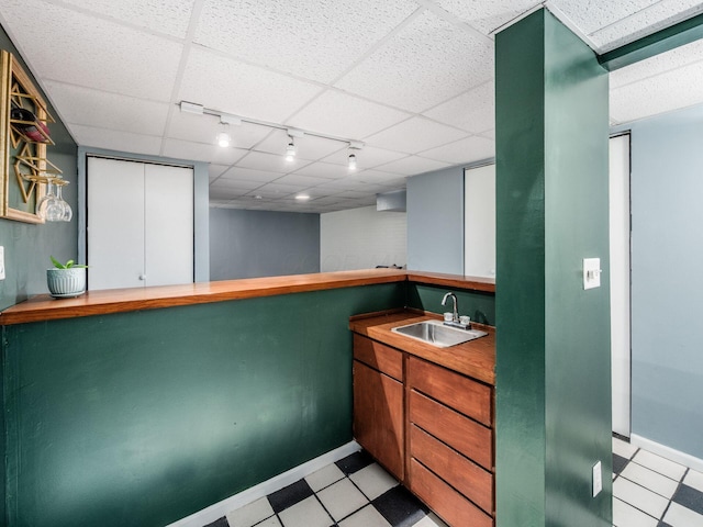 5610 Barney Ln Unit 41F, Columbus, OH 43235 - indoor wet bar featuring track lighting, baseboards, a drop ceiling, and light floors