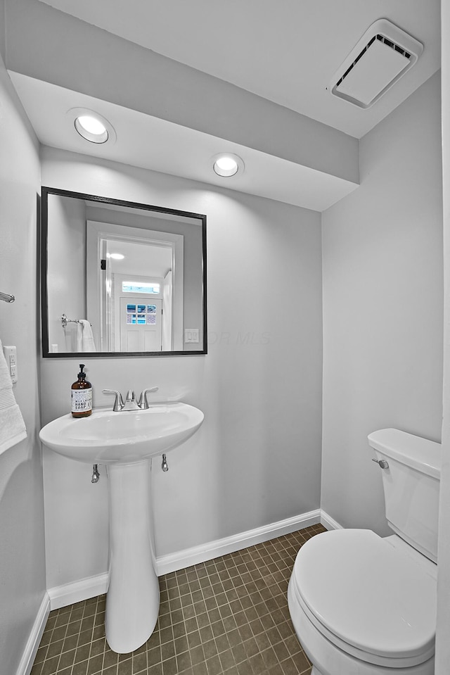 bathroom with toilet, baseboards, visible vents, and recessed lighting