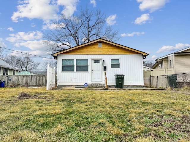 bungalow featuring fence and a front yard