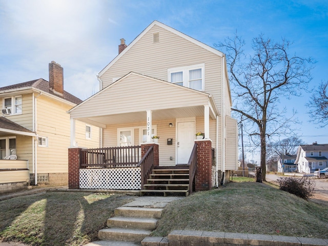 view of front of property featuring a porch and a front yard