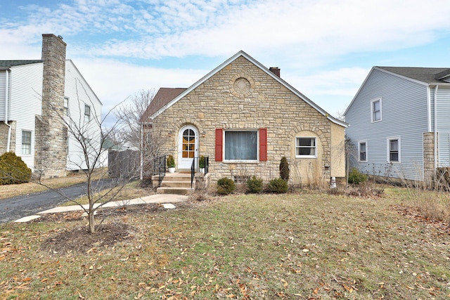 view of front of home with a front lawn