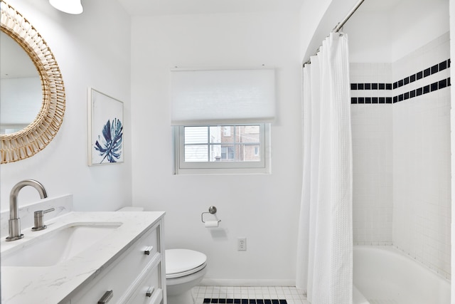 bathroom featuring shower / tub combo with curtain, toilet, vanity, baseboards, and tile patterned floors