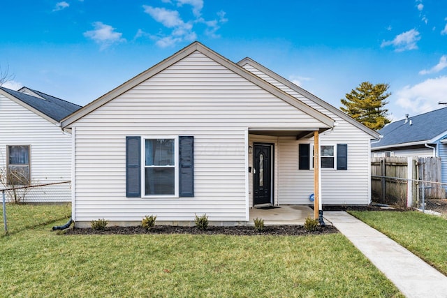 view of front of property featuring fence and a front yard