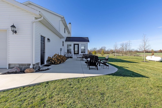 view of yard featuring a patio area