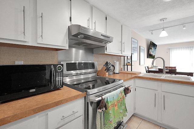 kitchen featuring black microwave, a textured ceiling, under cabinet range hood, a sink, and stainless steel electric range