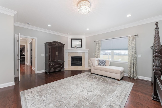 living area with dark wood-style flooring, a fireplace, recessed lighting, ornamental molding, and baseboards