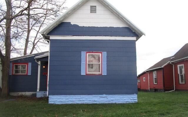 view of side of property featuring a lawn