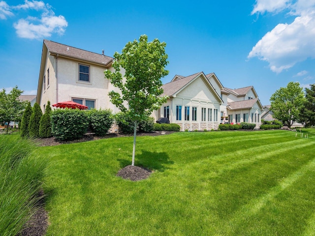 7969 Linksview Cir, Westerville, OH 43082 - back of property with stucco siding and a yard