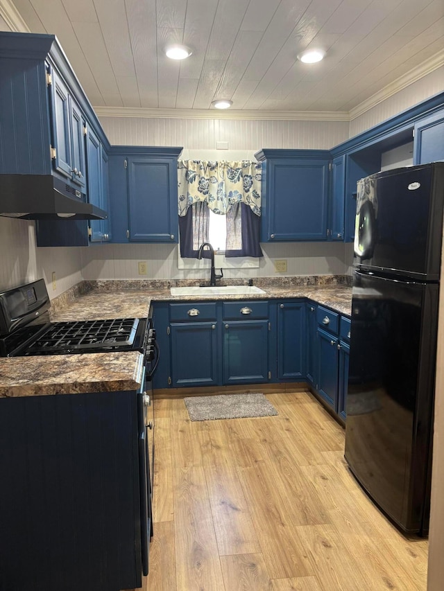 324 E Main St, Cardington, OH 43315 - kitchen featuring black appliances, blue cabinetry, under cabinet range hood, crown molding, and light wood-type flooring