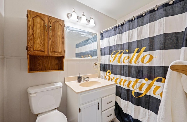 full bath featuring vanity, toilet, and a shower with curtain