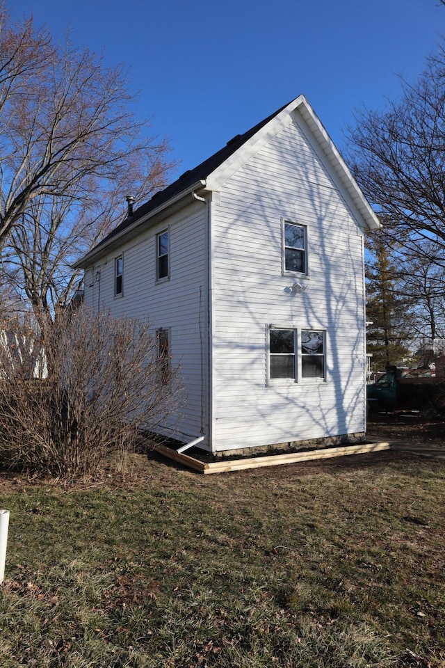 view of side of property featuring a yard