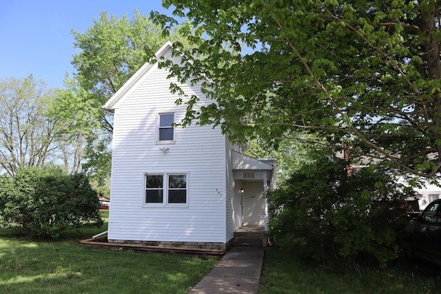 view of front of property with a front lawn