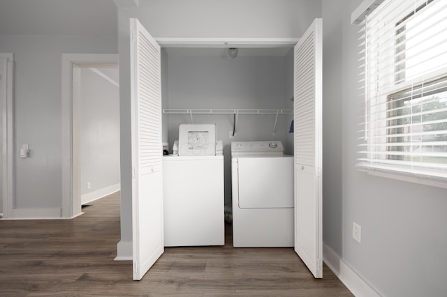 409 High St, Utica, OH 43080 - laundry area featuring washing machine and clothes dryer, plenty of natural light, and wood finished floors