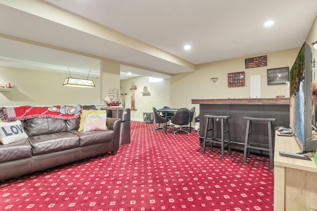 living area with baseboards, a bar, carpet, and recessed lighting