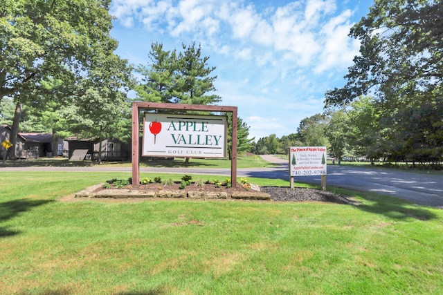 community sign with a yard