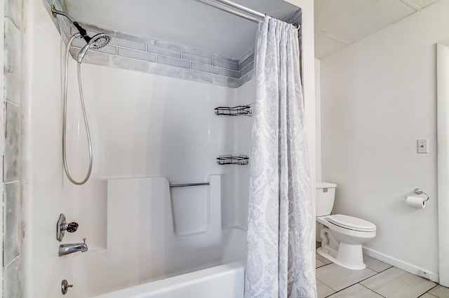 full bath featuring baseboards, toilet, and shower / bathtub combination with curtain