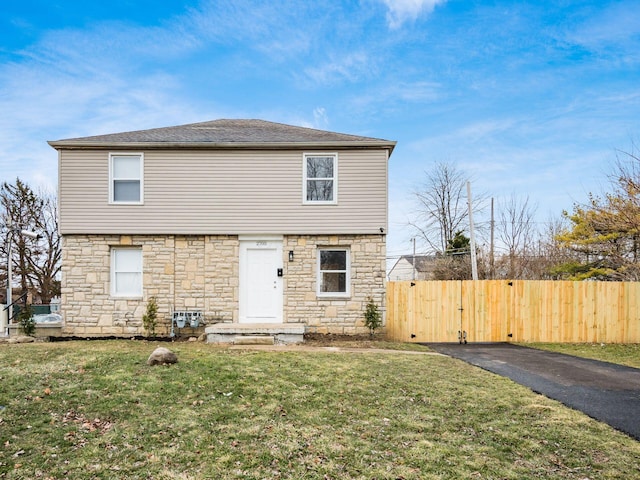 view of front facade featuring fence and a front lawn