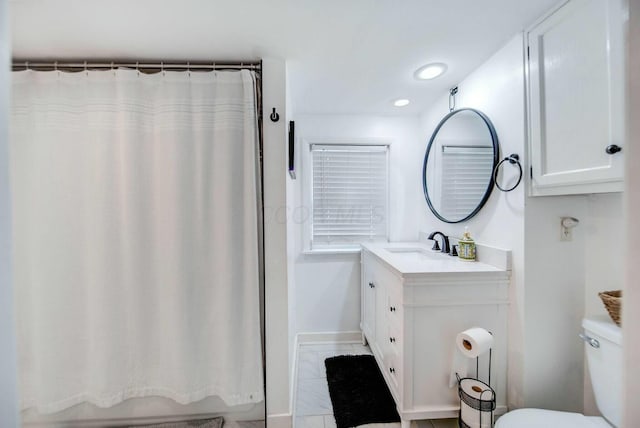 full bath with toilet, recessed lighting, a shower with shower curtain, vanity, and baseboards