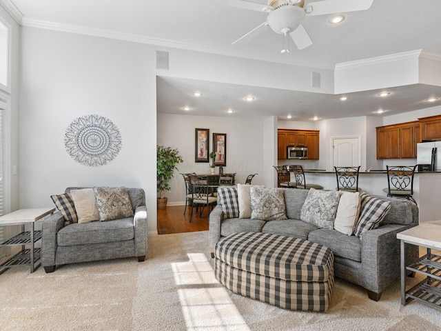 living area with recessed lighting, baseboards, ceiling fan, and ornamental molding