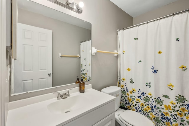 bathroom featuring a shower with curtain, vanity, and toilet