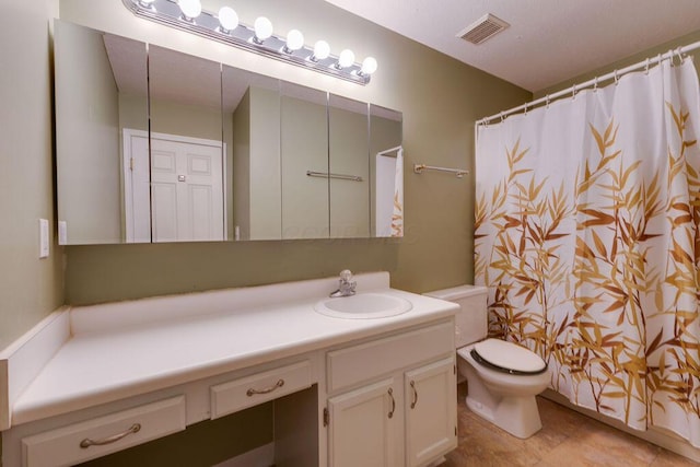 bathroom featuring toilet, a shower with curtain, visible vents, and vanity