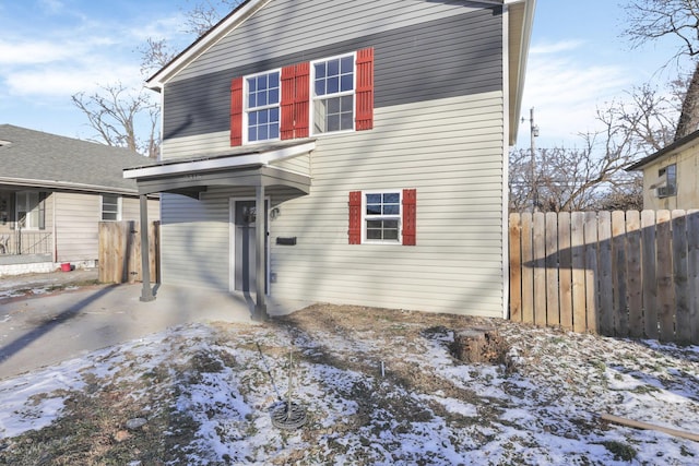 traditional-style home featuring fence