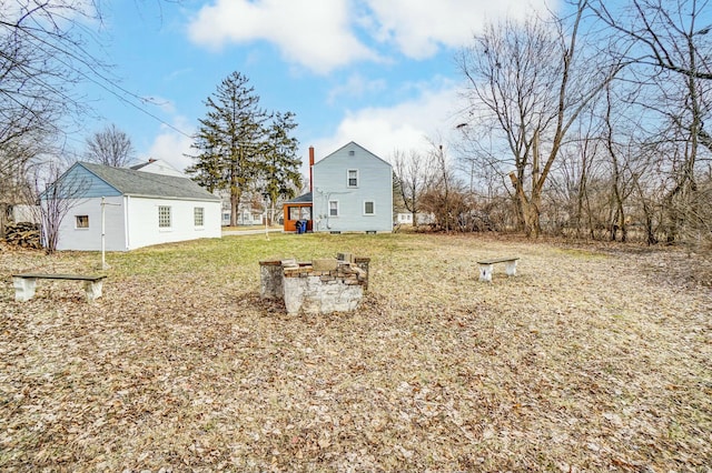 view of yard featuring an outdoor fire pit