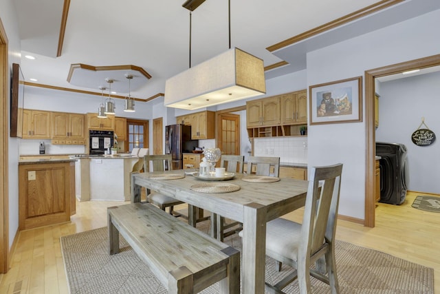 dining area with recessed lighting, visible vents, light wood-style floors, ornamental molding, and baseboards