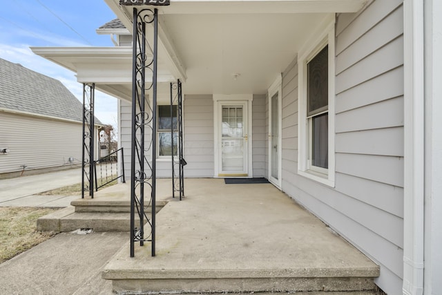 property entrance featuring a porch