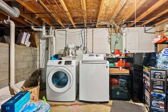 laundry room featuring laundry area and washing machine and clothes dryer