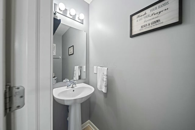 bathroom featuring a sink