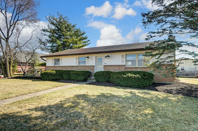 ranch-style home featuring a front lawn and brick siding