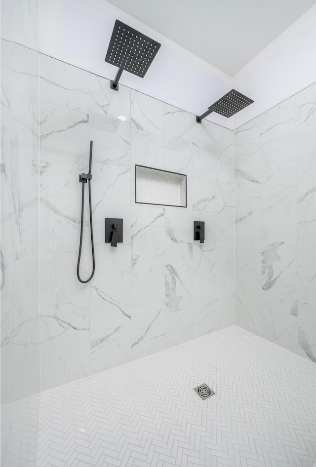 full bathroom featuring tiled shower