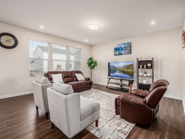 living area with dark wood-style floors, recessed lighting, and baseboards