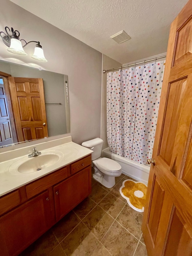 bathroom featuring a textured ceiling, toilet, vanity, visible vents, and shower / bath combo with shower curtain