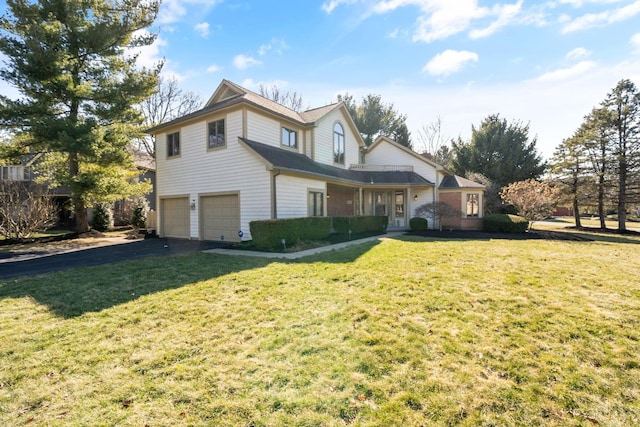 view of front facade featuring driveway, an attached garage, and a front yard