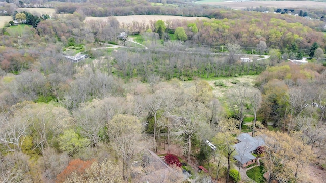 birds eye view of property featuring a forest view