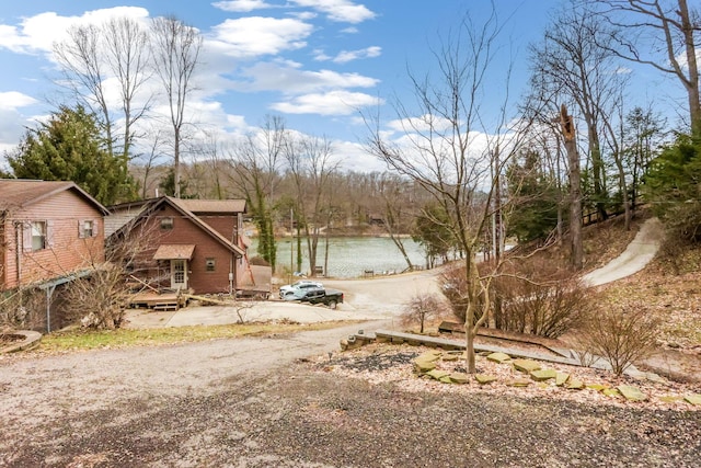 view of yard featuring driveway