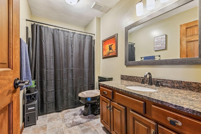 full bathroom with visible vents, toilet, vanity, and a shower with shower curtain