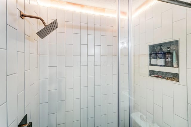 bathroom featuring a tile shower