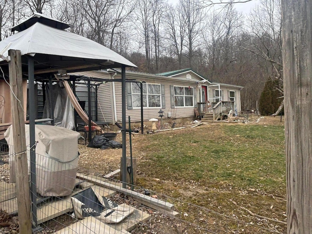 view of front of property featuring a front lawn