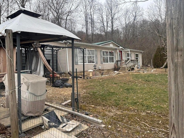 view of front of property featuring a front lawn