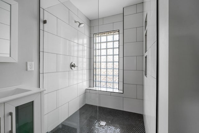 bathroom featuring tiled shower