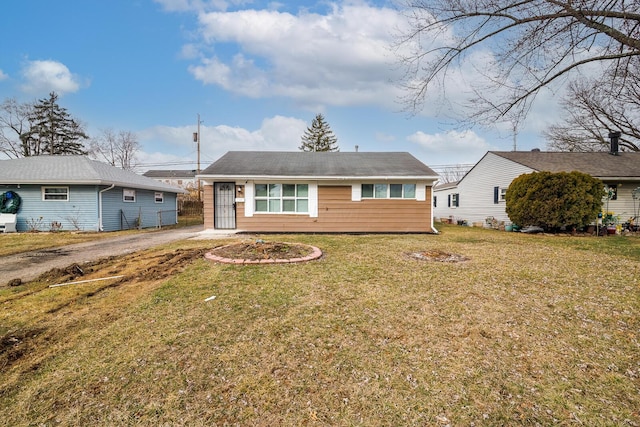 view of front of house featuring driveway and a front lawn