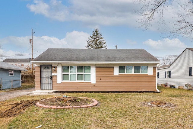 view of front facade featuring fence and a front yard