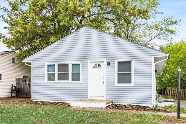 view of front of property featuring fence and a front yard